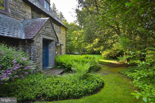 8401 SAINT MARTINS LN, Philadelphia, PA 19118