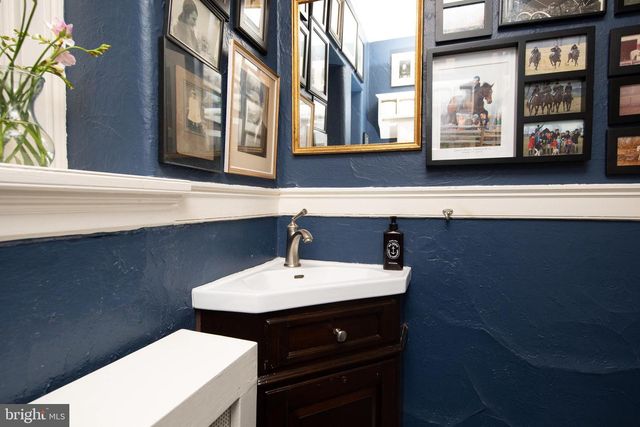 8401 SAINT MARTINS LN, Philadelphia, PA 19118