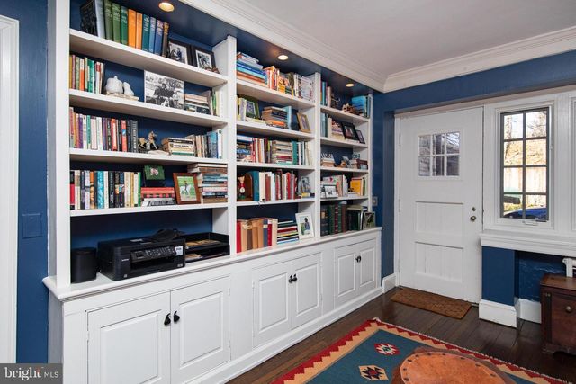 8401 SAINT MARTINS LN, Philadelphia, PA 19118