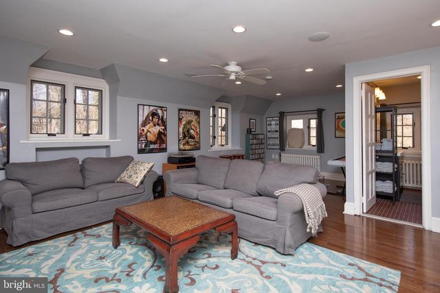 8401 SAINT MARTINS LN, Philadelphia, PA 19118