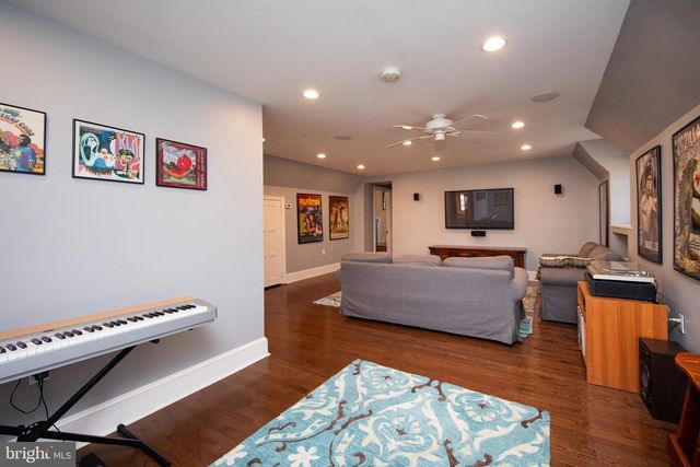 8401 SAINT MARTINS LN, Philadelphia, PA 19118