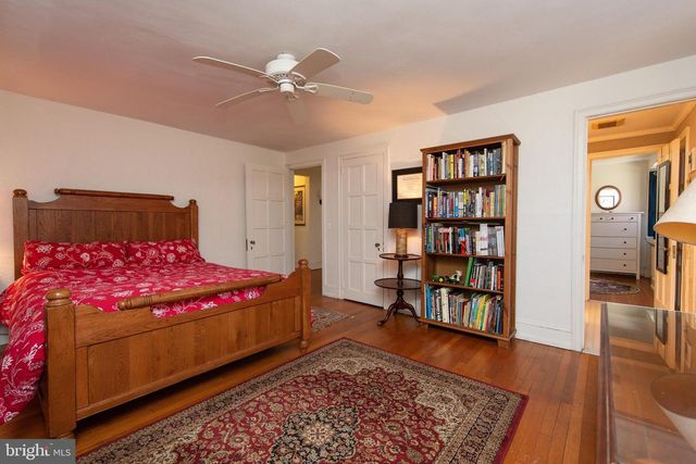 8401 SAINT MARTINS LN, Philadelphia, PA 19118