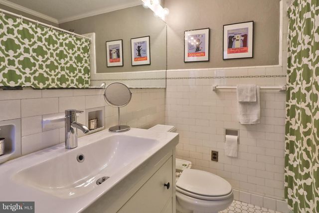 8401 SAINT MARTINS LN, Philadelphia, PA 19118