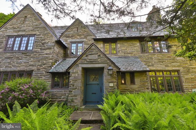 8401 SAINT MARTINS LN, Philadelphia, PA 19118