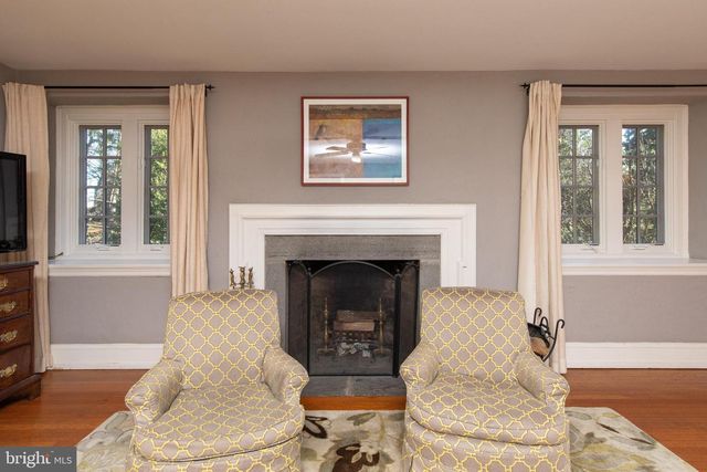 8401 SAINT MARTINS LN, Philadelphia, PA 19118