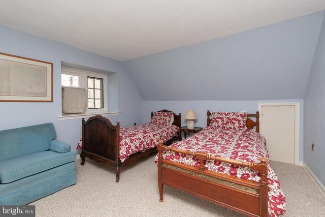 8401 SAINT MARTINS LN, Philadelphia, PA 19118