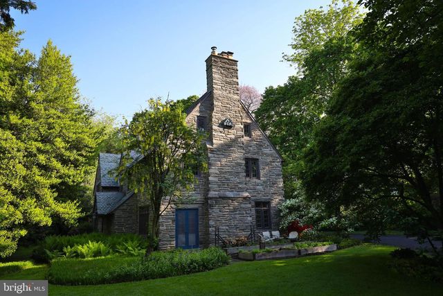 8401 SAINT MARTINS LN, Philadelphia, PA 19118