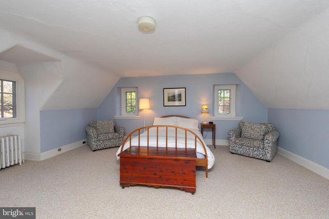 8401 SAINT MARTINS LN, Philadelphia, PA 19118