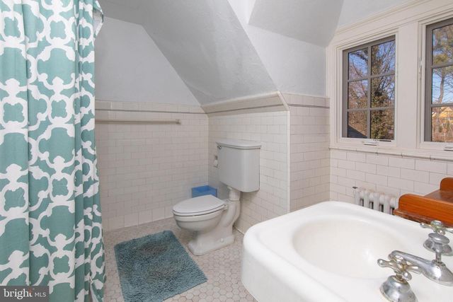 8401 SAINT MARTINS LN, Philadelphia, PA 19118