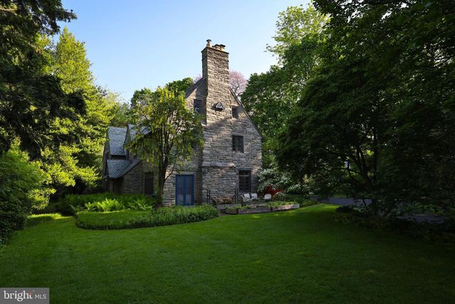 8401 SAINT MARTINS LN, Philadelphia, PA 19118