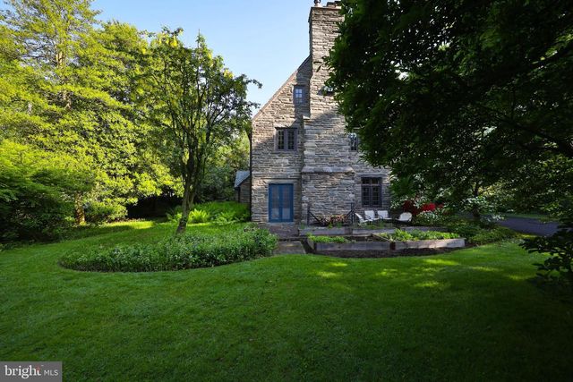 8401 SAINT MARTINS LN, Philadelphia, PA 19118