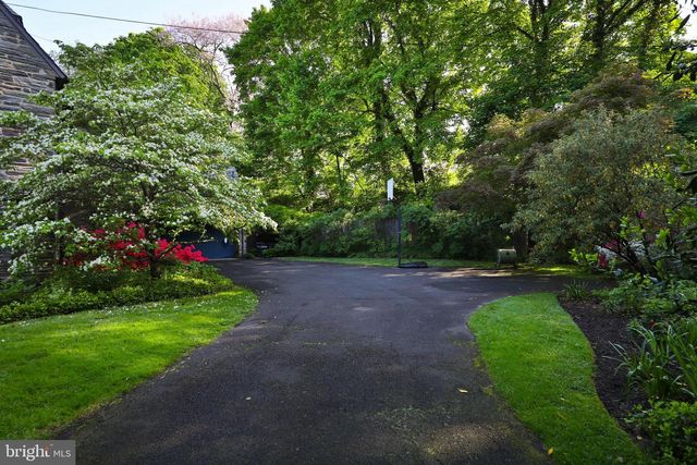 8401 SAINT MARTINS LN, Philadelphia, PA 19118