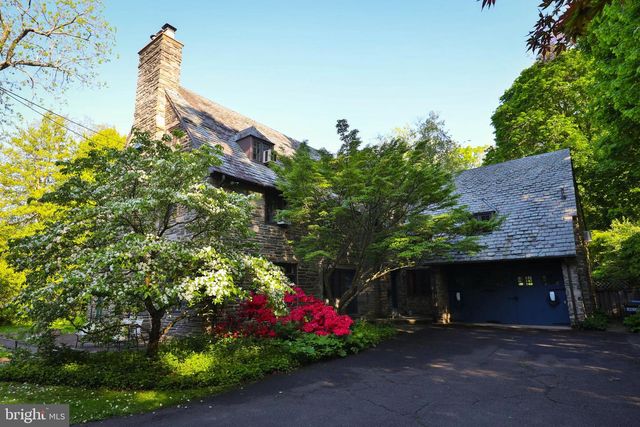 8401 SAINT MARTINS LN, Philadelphia, PA 19118