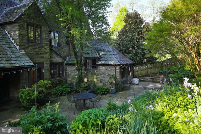 8401 SAINT MARTINS LN, Philadelphia, PA 19118