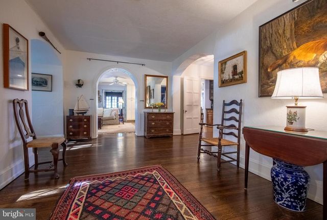 8401 SAINT MARTINS LN, Philadelphia, PA 19118