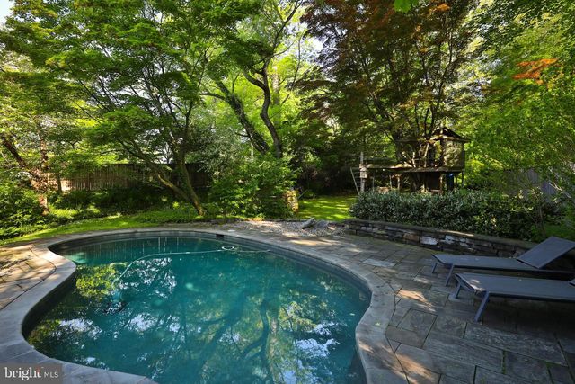 8401 SAINT MARTINS LN, Philadelphia, PA 19118