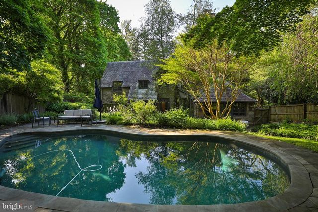 8401 SAINT MARTINS LN, Philadelphia, PA 19118