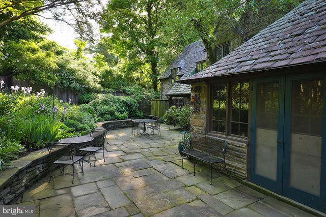 8401 SAINT MARTINS LN, Philadelphia, PA 19118