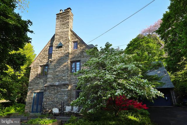 8401 SAINT MARTINS LN, Philadelphia, PA 19118