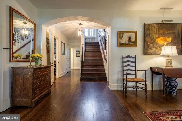 8401 SAINT MARTINS LN, Philadelphia, PA 19118