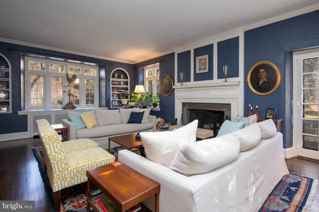 8401 SAINT MARTINS LN, Philadelphia, PA 19118