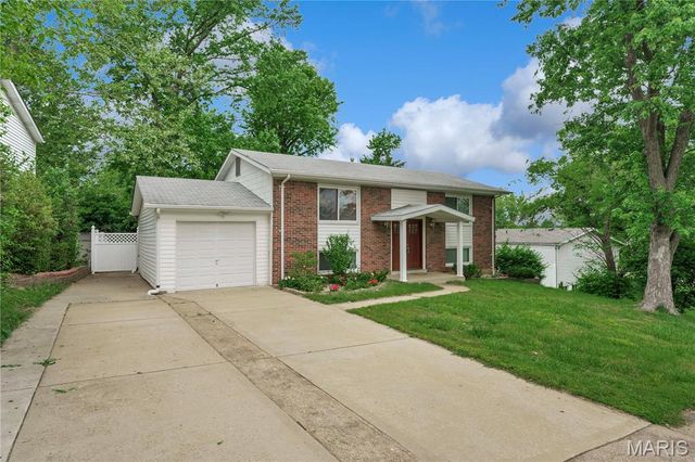 1357 Glenstone Drive, Maryland Heights, MO 63043