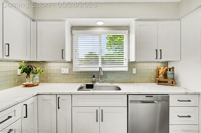 2564 Rainbow Drive, Troy, MI 48083