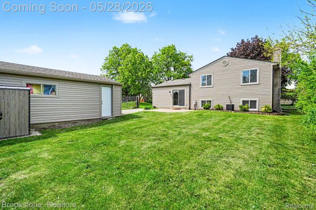 2564 Rainbow Drive, Troy, MI 48083