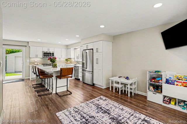 2564 Rainbow Drive, Troy, MI 48083
