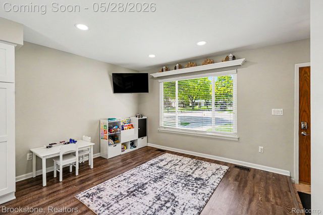 2564 Rainbow Drive, Troy, MI 48083