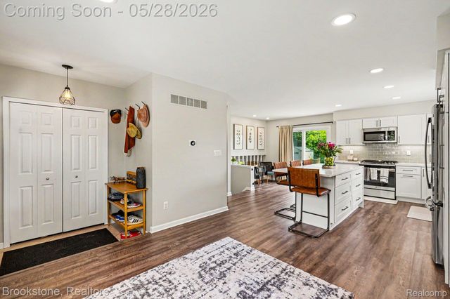 2564 Rainbow Drive, Troy, MI 48083