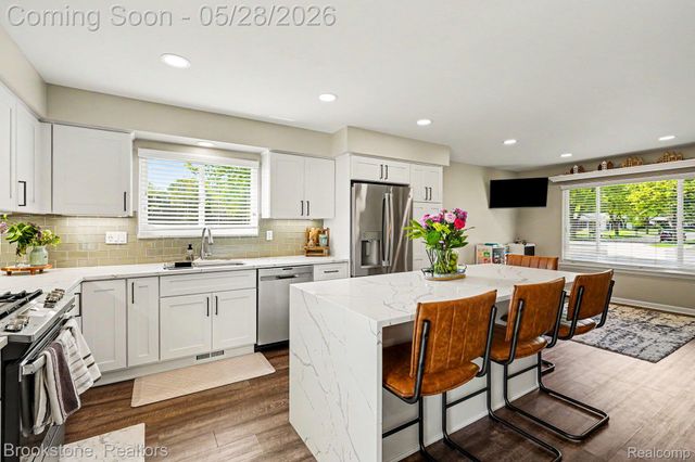 2564 Rainbow Drive, Troy, MI 48083