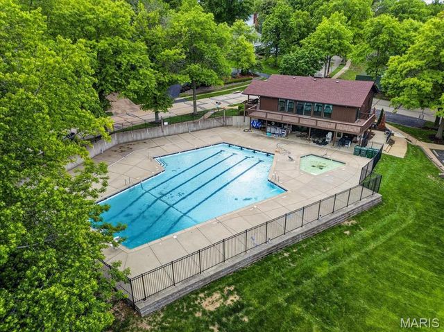 816 Bridlebrook Lane, Kirkwood, MO 63122