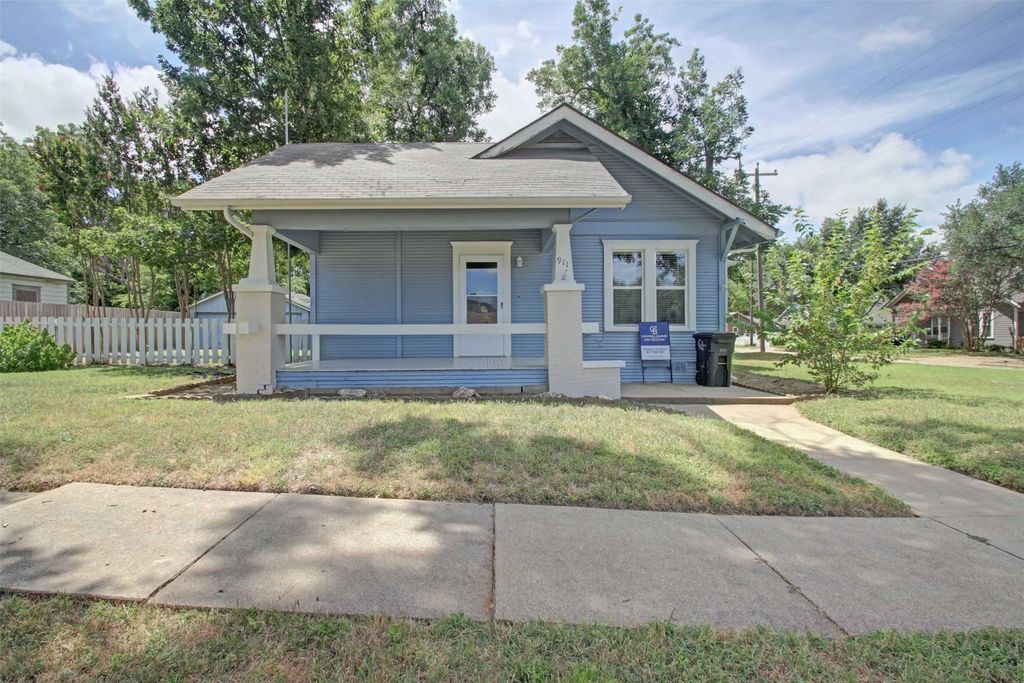 911 W Chambers Street, Cleburne, TX 76033