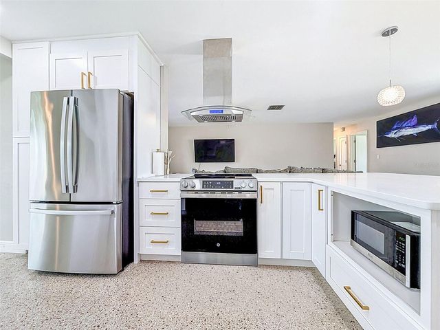8723 HICKORYWOOD LANE, Tampa, FL 33615