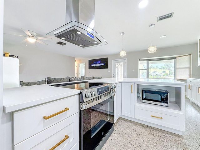 8723 HICKORYWOOD LANE, Tampa, FL 33615