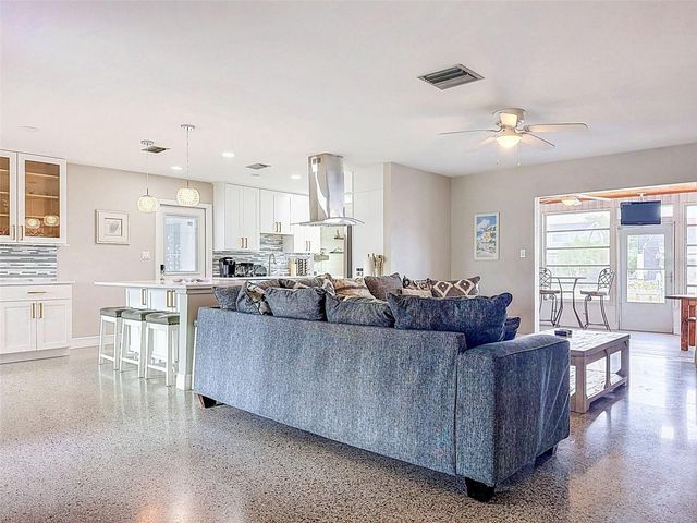 8723 HICKORYWOOD LANE, Tampa, FL 33615