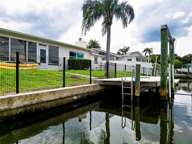 8723 HICKORYWOOD LANE, Tampa, FL 33615