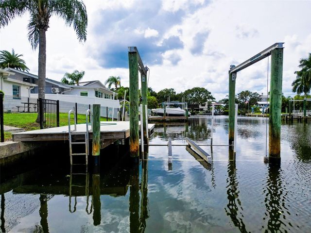 8723 HICKORYWOOD LANE, Tampa, FL 33615