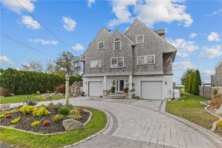 30 Attleboro Avenue, Portsmouth, RI 02871