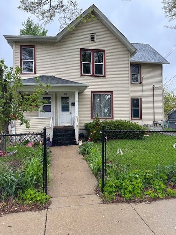 Image 1 of property listing at 642 Pennsylvania Avenue, Aurora, IL 60506
