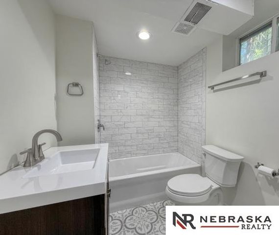 6036 Walnut Street, Omaha, NE 68106