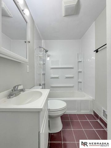 6036 Walnut Street, Omaha, NE 68106