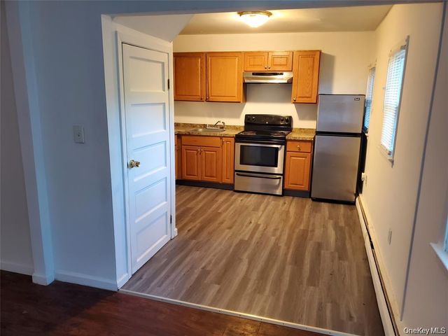 10 Sally Lane, Ridge, NY 11961