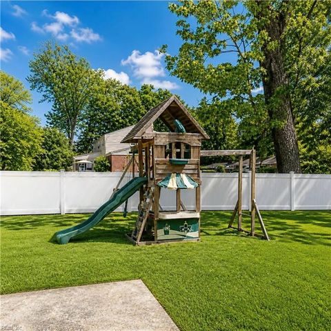 17 Warren DR, Newport News, VA 23608