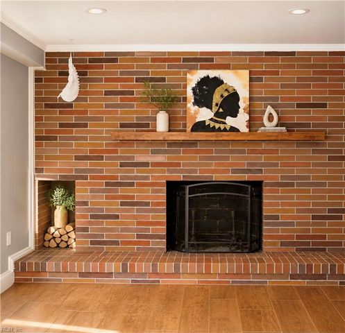 17 Warren DR, Newport News, VA 23608