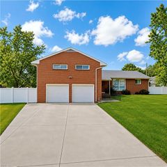 17 Warren DR, Newport News, VA 23608