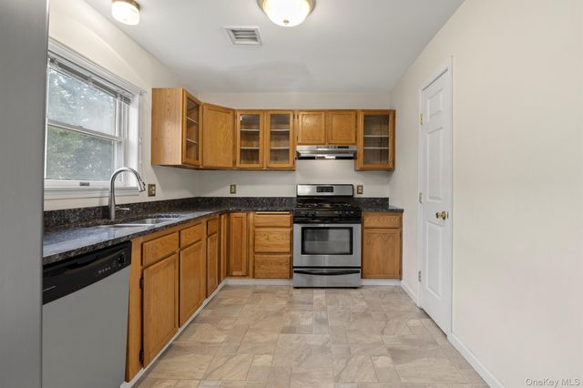 1 Melucci Court, West Haverstraw, NY 10993