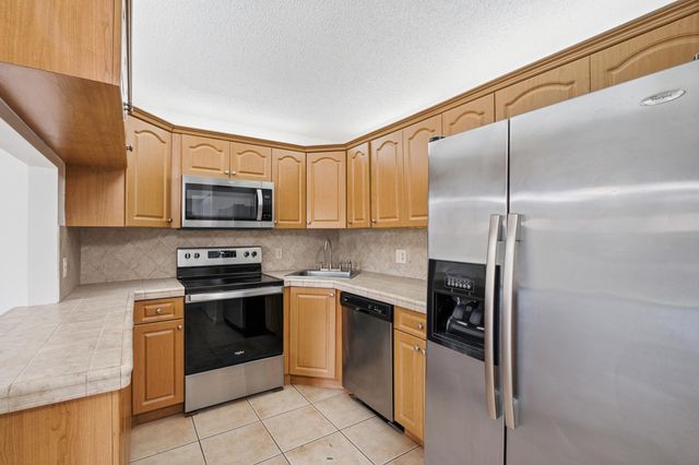 518 Shady Pine Way B2, Greenacres, FL 33415