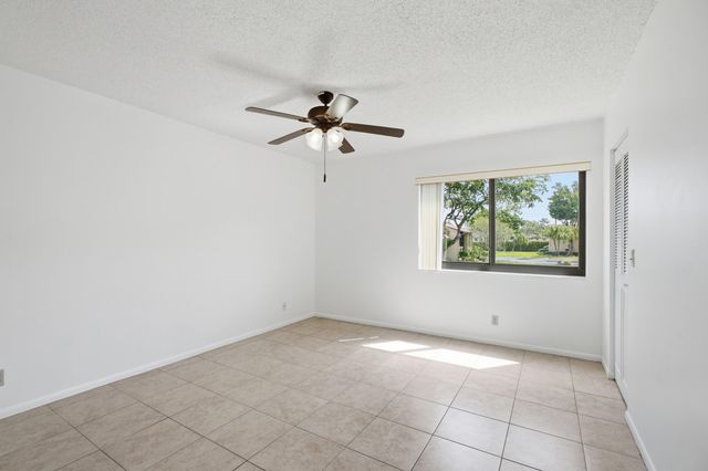 518 Shady Pine Way B2, Greenacres, FL 33415